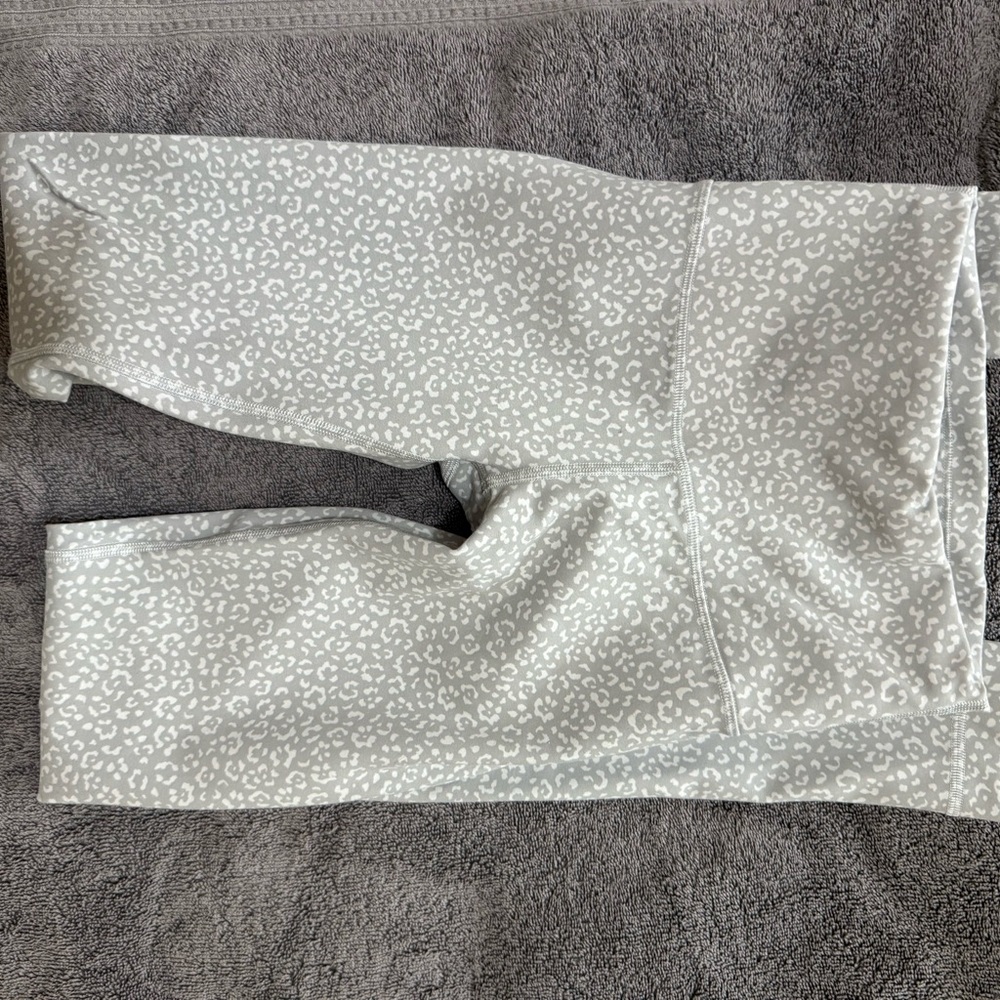 Womens Lululemon wunder train legging 28”